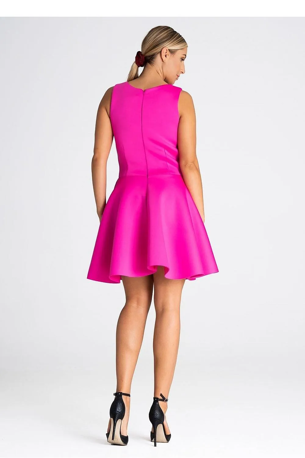 Chic Flare Cocktail Dress with Elegant Zip Closure and Stylish Back Design