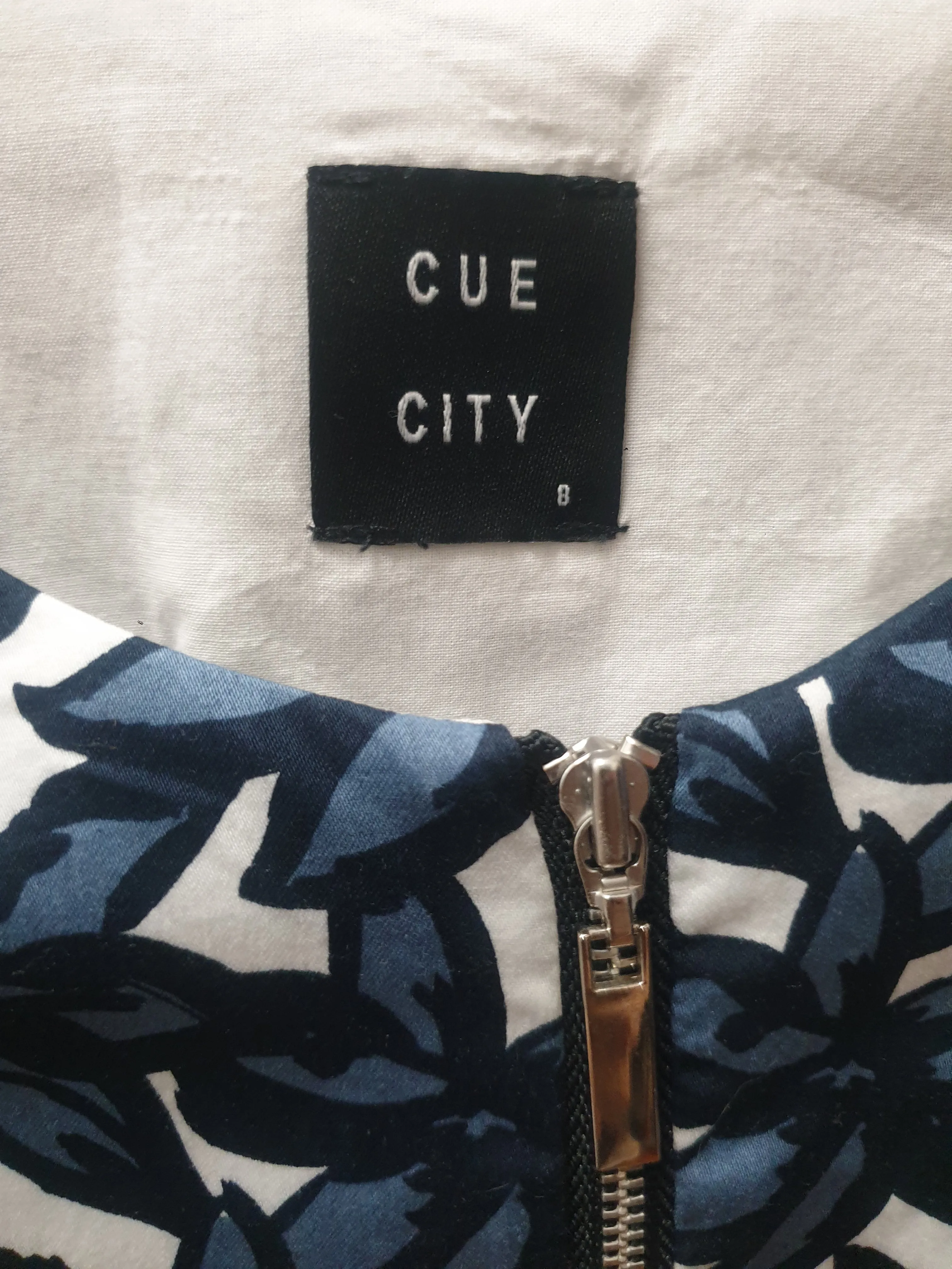 Cue blue and white flower print dress size 6